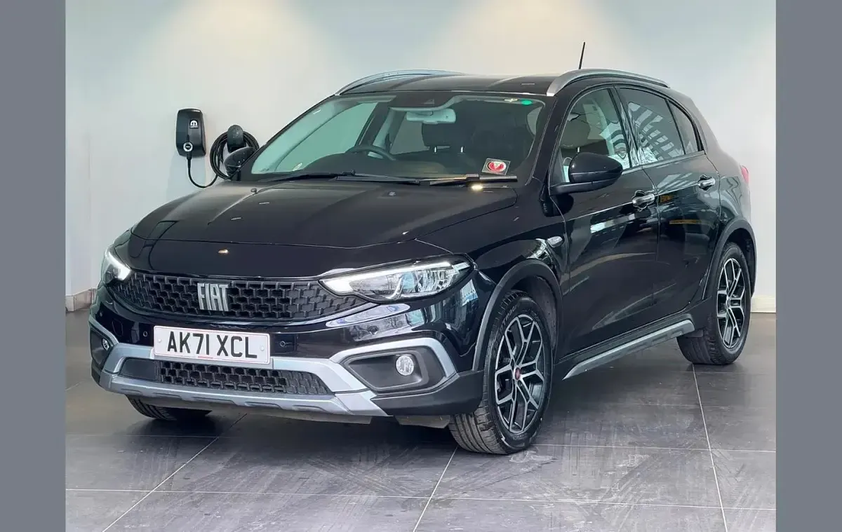 Used Fiat Tipo Cross 100 HP (73 kW) 2022 Black Hatchback