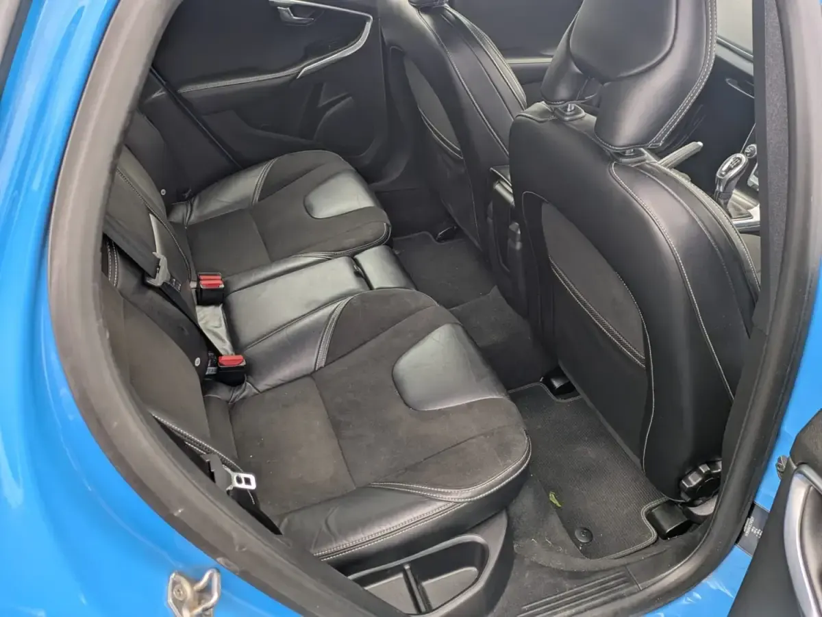 Gebraucht Volvo V40 R-Design 115 PS (84 kW) 2014 Blau Kleinwagen