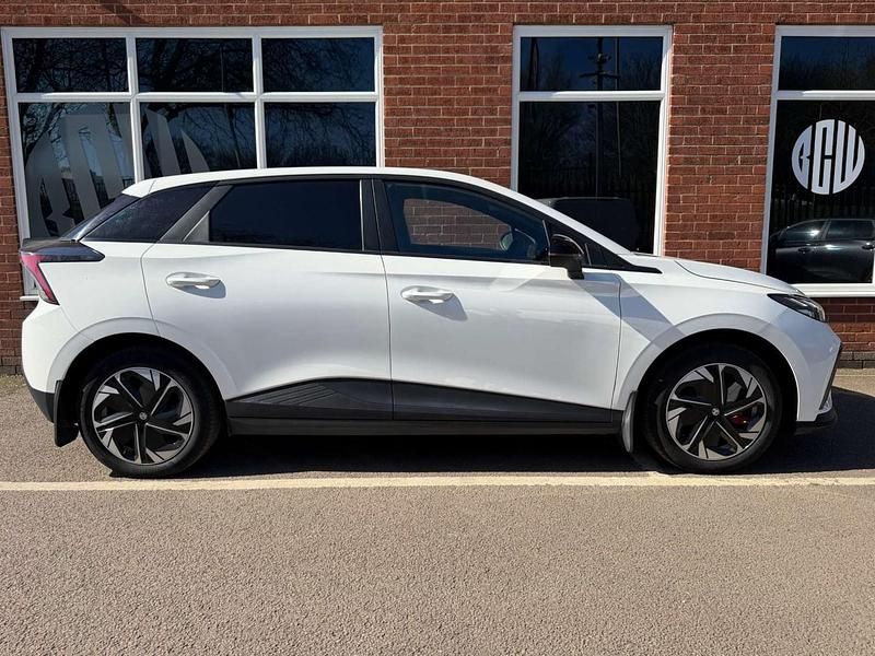 Begagnad MG MG4 EV SE 319 kW (435 HK) 2023 Vit Halvkombi