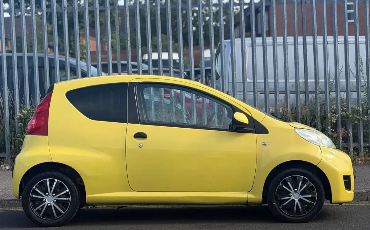 Used Peugeot 107 68 HP (50 kW) 2009 Yellow Hatchback