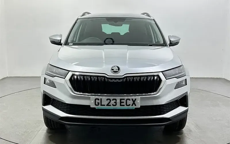 Usado Skoda Karoq SE Drive 110 HP (80 kW) 2023 Prateado SUV