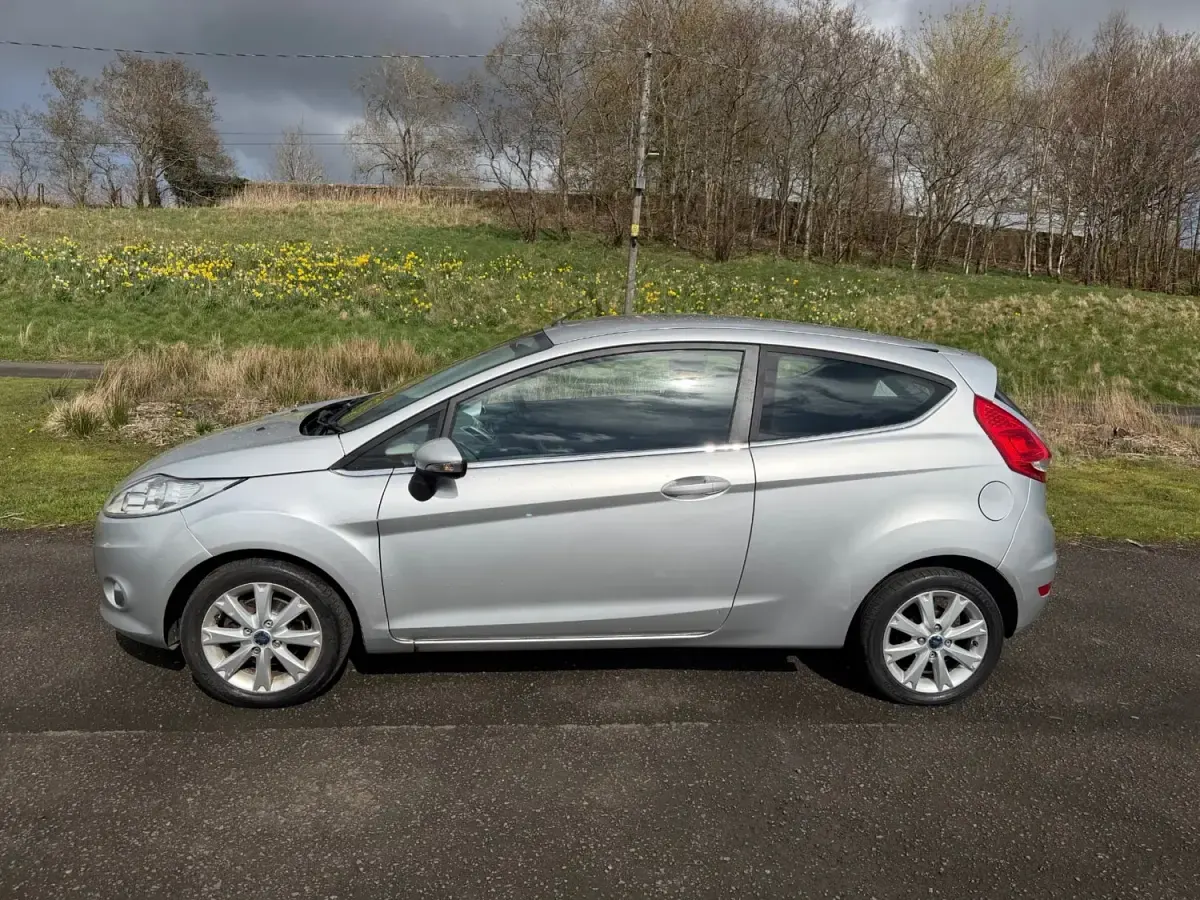 Usado Ford Fiesta Zetec 80 HP (58 kW) 2009 Prateado Citadino