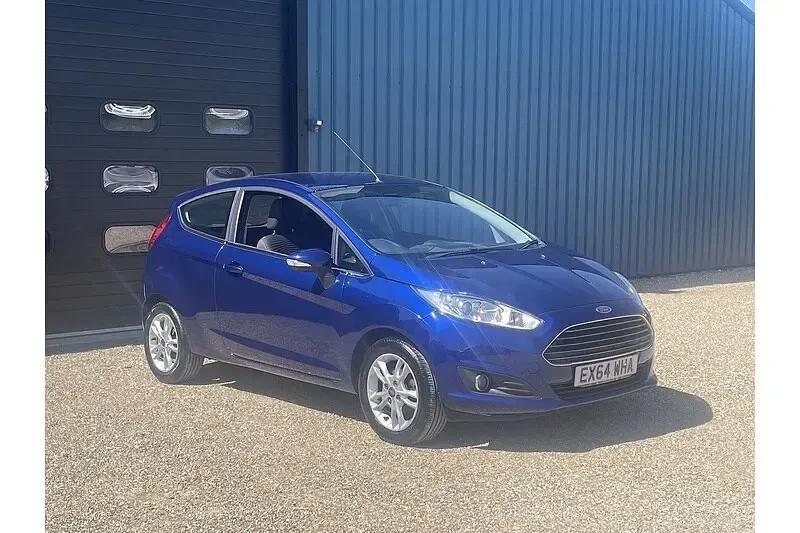 Używany Ford Fiesta Zetec 82 KM (60 kW) 2014 Niebieski Hatchback