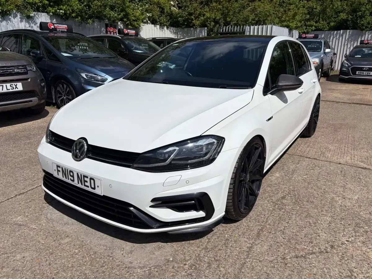 Begagnad VW Golf VII R 300 HK (220 kW) 2019 Vit Halvkombi
