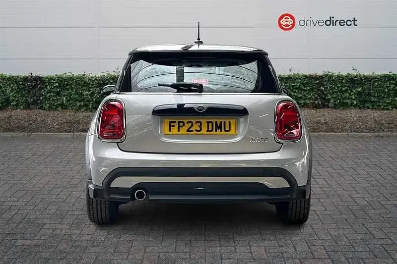 Begagnad Mini Cooper Classic 136 HK (100 kW) 2023 Silver Halvkombi