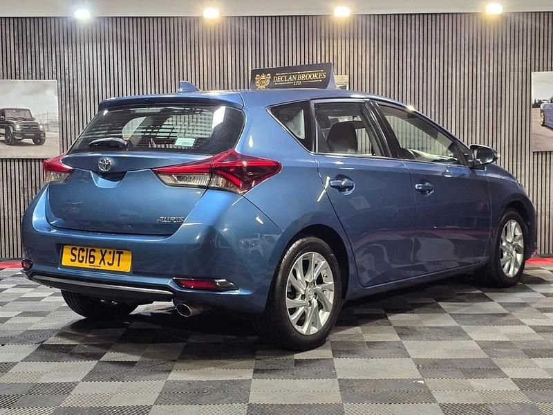 Used Toyota Auris Business Edition 112 HP (82 kW) 2016 Blue Hatchback