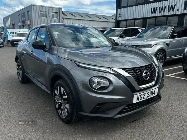 Usado Nissan Juke Acenta 114 HP (83 kW) 2022 Cinzento SUV