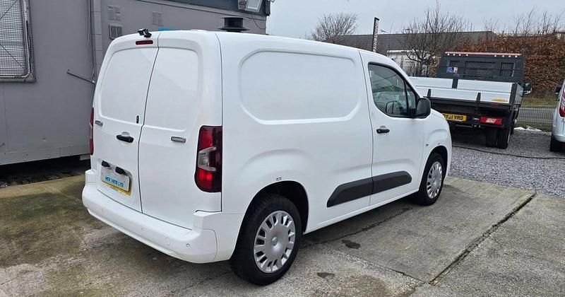 Used Vauxhall Combo Sportive 100 HP (73 kW) 2019 White MPV