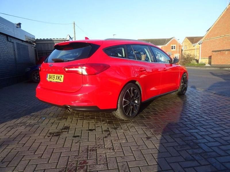 Used Ford Focus Zetec 120 HP (88 kW) 2019 Red Estate