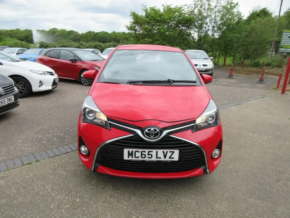 Used Toyota Yaris 99 HP (72 kW) 2015 Red Hatchback