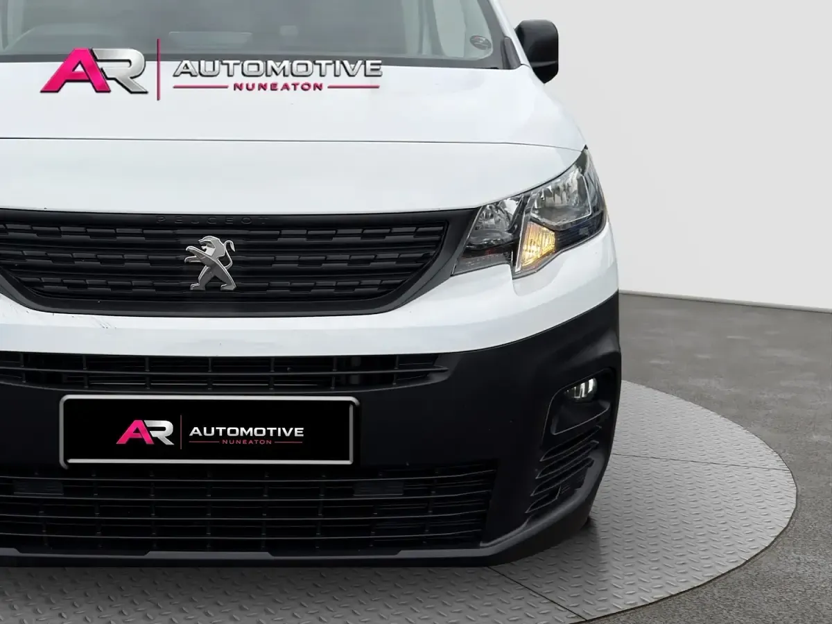 Used Peugeot Partner Premium 131 HP (96 kW) 2021 White MPV
