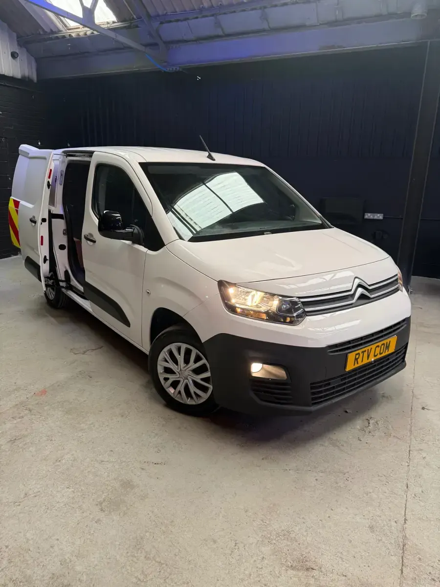 Usado Citroën Berlingo 100 CV (73 kW) 2022 Blanco Monovolumen