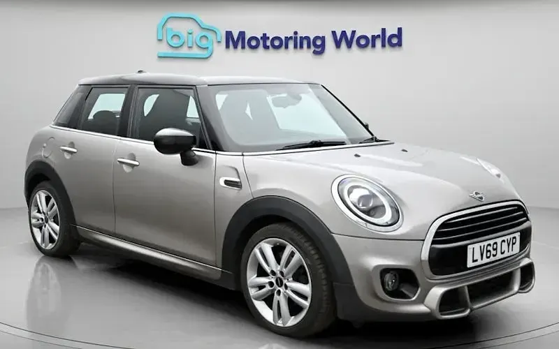Begagnad Mini Cooper Hatch 136 HK (100 kW) 2019 Halvkombi