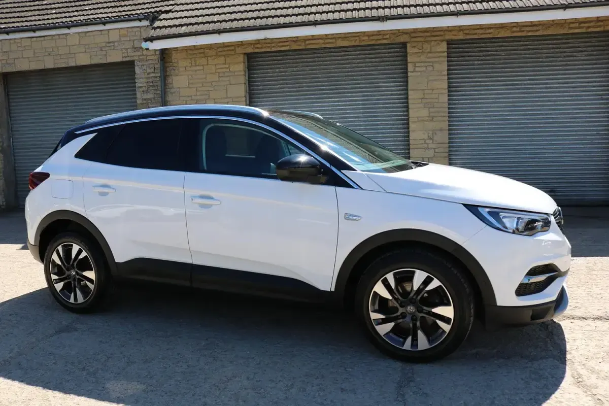 Used Vauxhall Grandland X Sport 130 HP (95 kW) 2018 White SUV