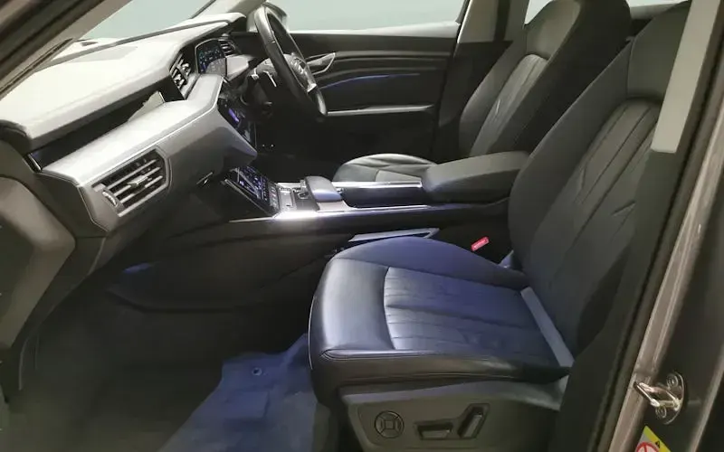 Usado Audi e-tron Comfort 300 kW (408 CV) 2021 Gris SUV
