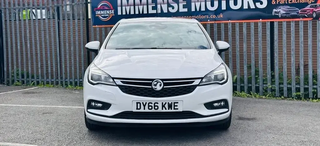 Begagnad Vauxhall Astra SRi 2016 Vit Halvkombi