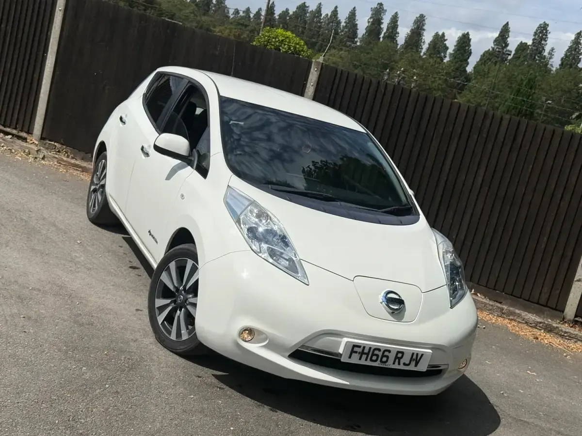 Used Nissan Leaf Tekna 80 kW (109 HP) 2017 White Hatchback