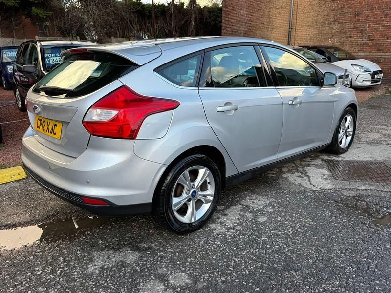 Begagnad Ford Focus Zetec 2012 Silver Halvkombi