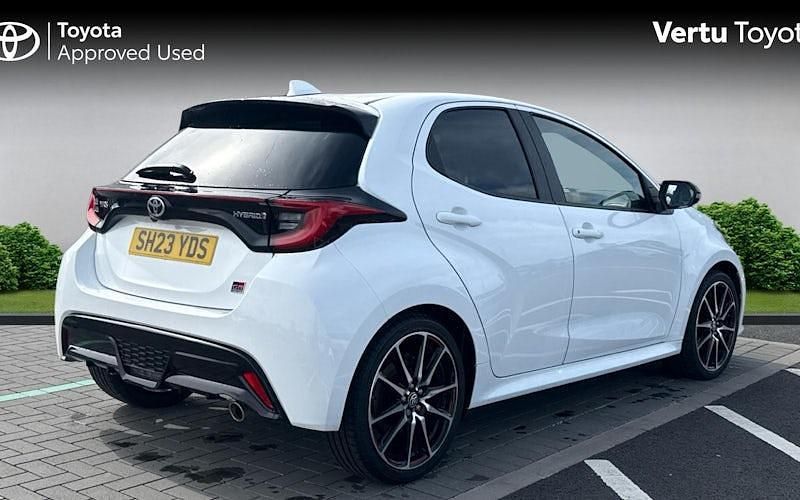 Used Toyota Yaris Hybrid Sport 116 HP (85 kW) 2023 White Hatchback