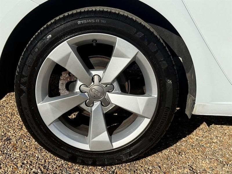 Used Audi A1 Sportback Sport 125 HP (91 kW) 2015 Glacier white Hatchback