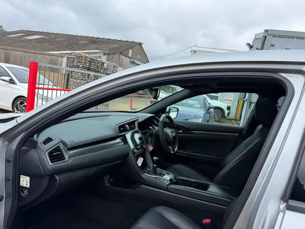 Used Honda Civic Prestige 182 HP (133 kW) 2019 Silver Hatchback