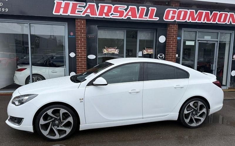 Used Vauxhall Insignia SRi 136 HP (100 kW) 2016 White Hatchback