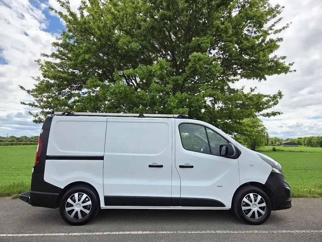 Second-hand Vauxhall Vivaro 2017 Alb