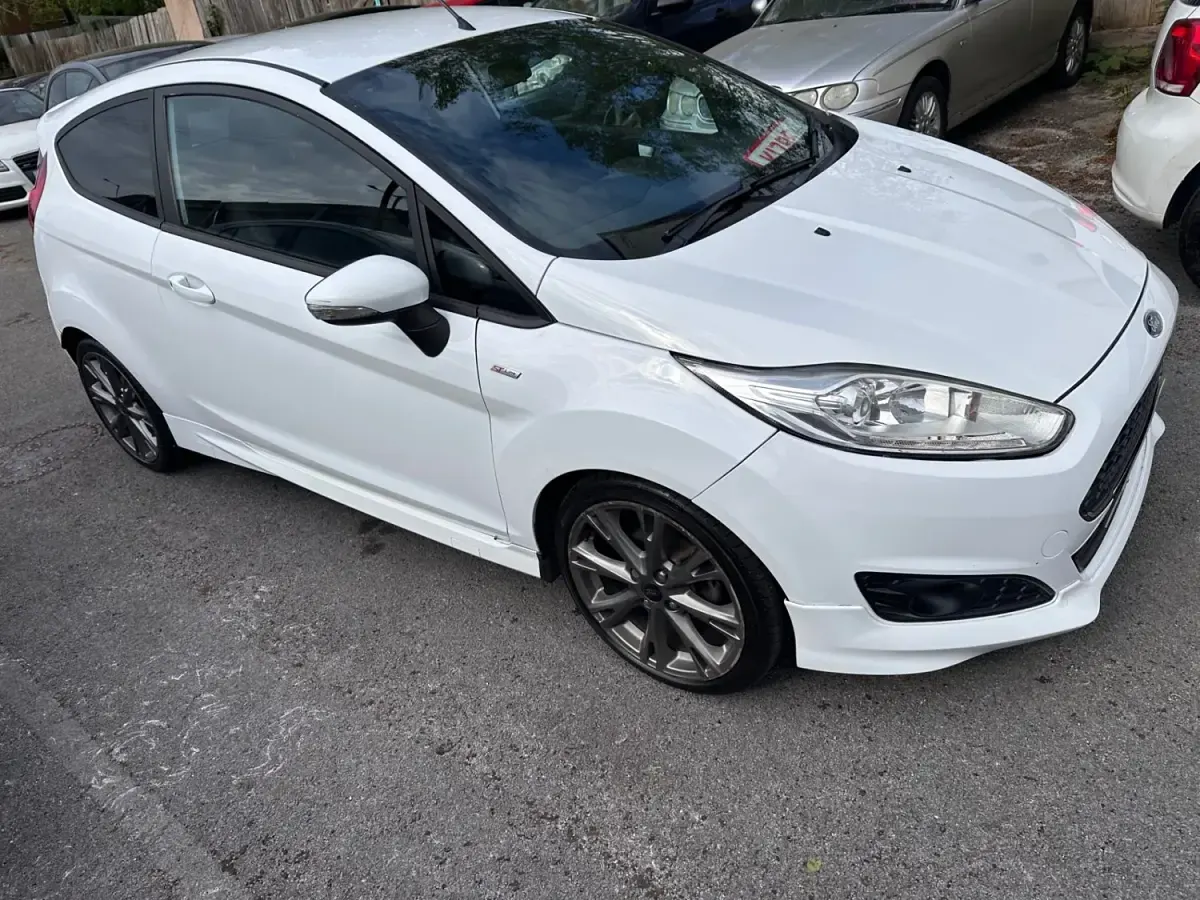 Begagnad Ford Fiesta ST-Line 100 HK (73 kW) 2016 Vit Halvkombi