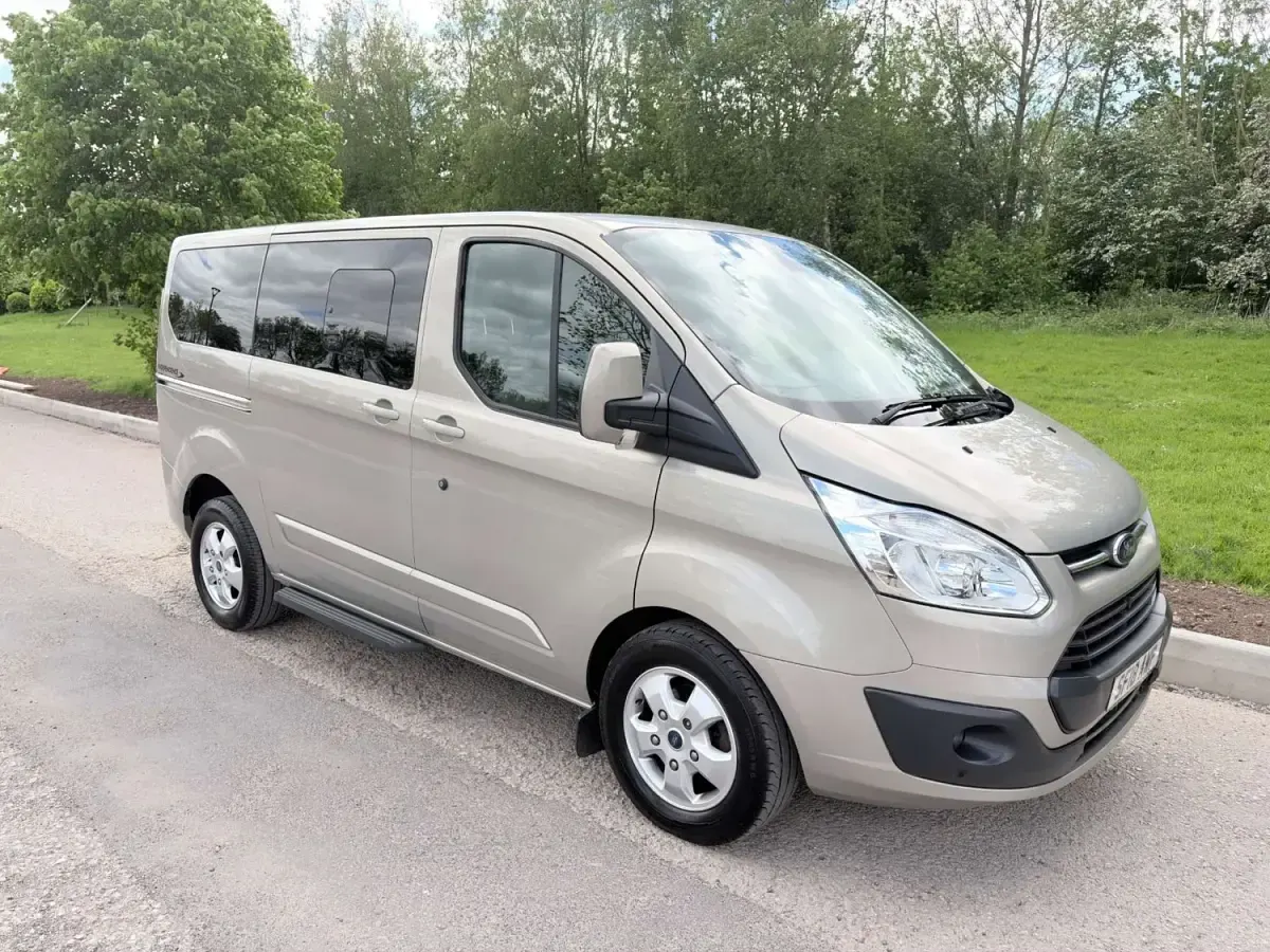 Usado Ford Tourneo 2018 Plateado Monovolumen