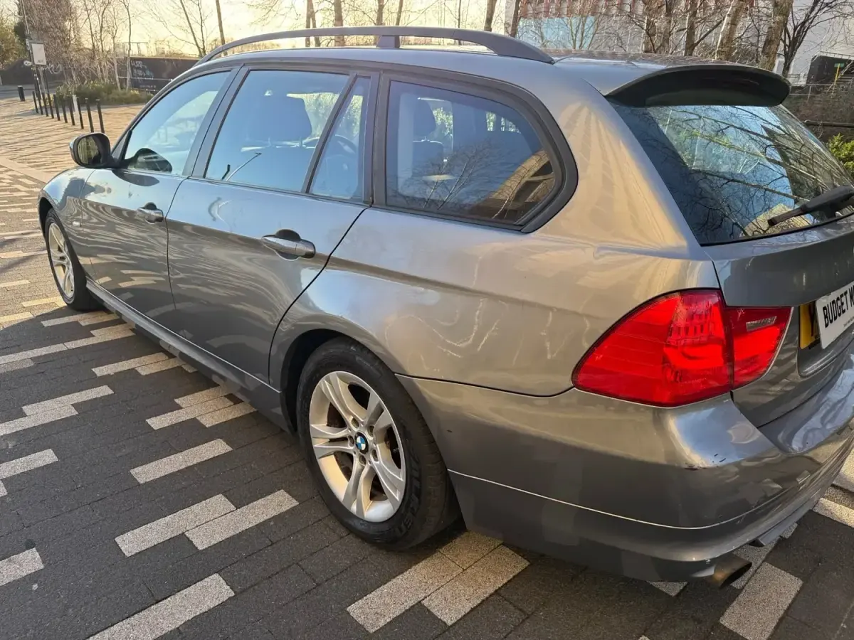 Begagnad BMW 318 143 HK (105 kW) 2009 Grå Kombi