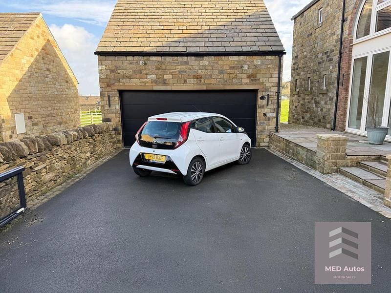 Used Toyota Aygo X-play 2019 White Hatchback