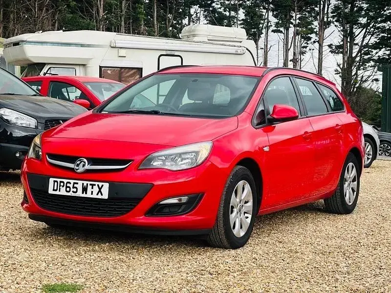 Used Vauxhall Astra Design Edition 115 HP (84 kW) 2015 Red Estate