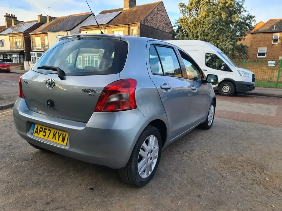 Begagnad Toyota Yaris 85 HK (62 kW) 2007 Silver Halvkombi