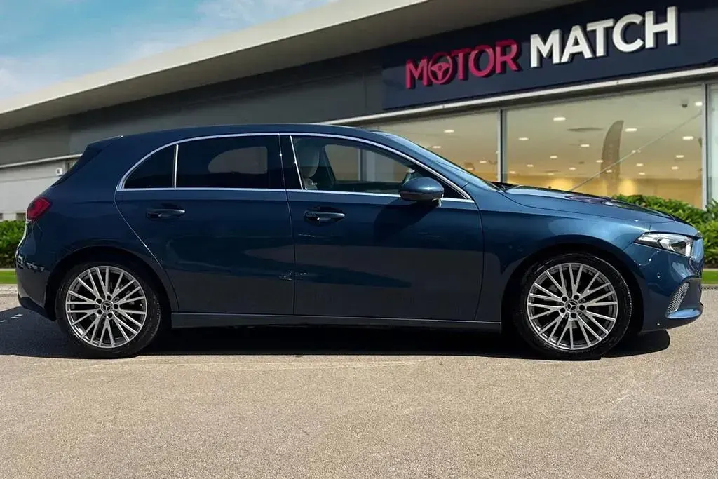 Begagnad Mercedes A180 Executive 2021 Blå Halvkombi