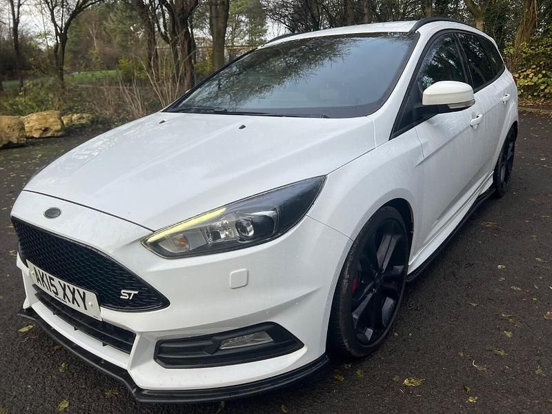 Używany Ford Focus ST 185 KM (136 kW) 2015 Biały Kombi