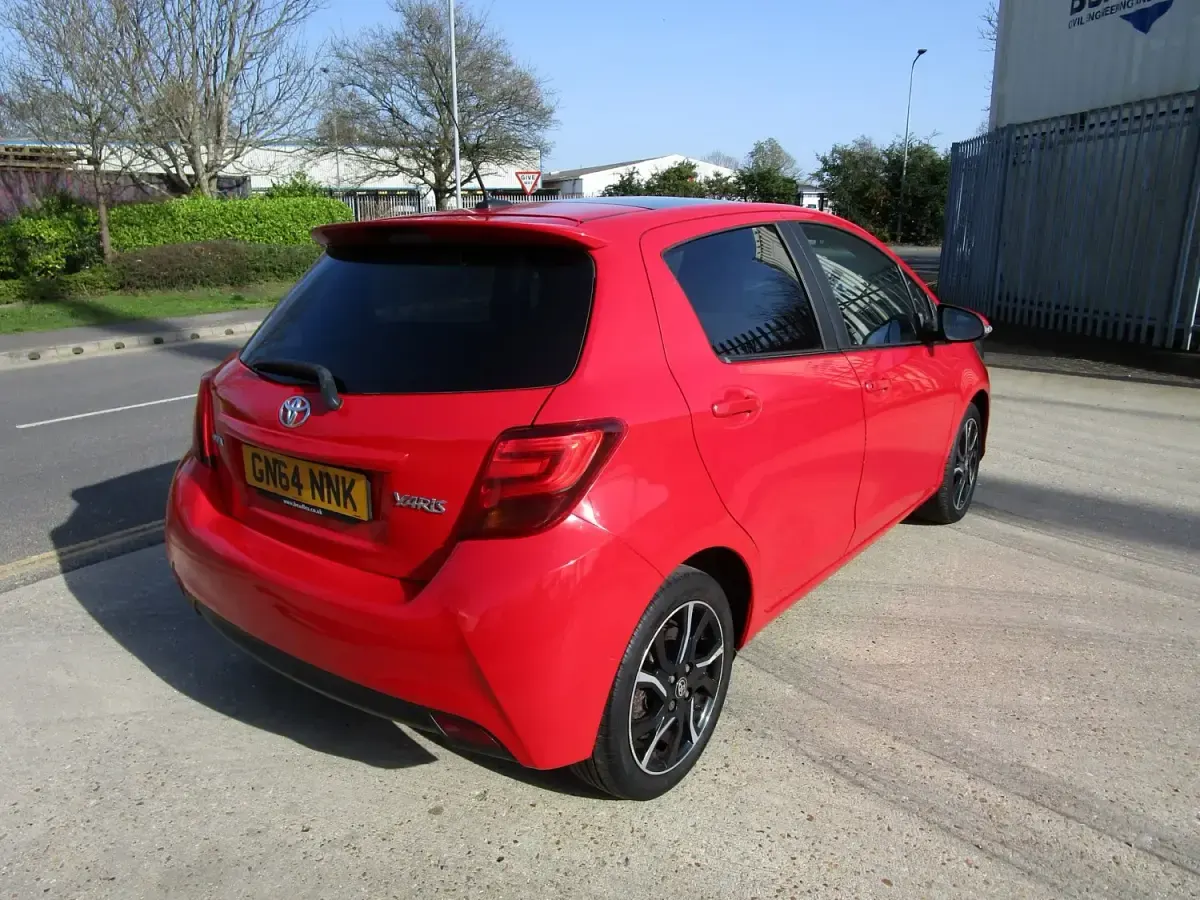 Begagnad Toyota Yaris Sport 99 HK (72 kW) 2014 Röd Halvkombi