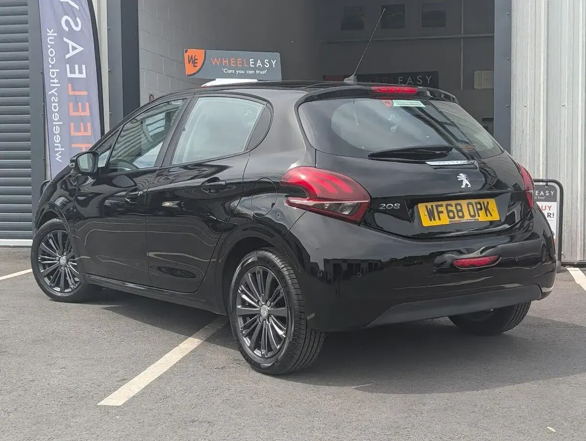Used Peugeot 208 Signature Sky 82 HP (60 kW) 2018 Black Hatchback