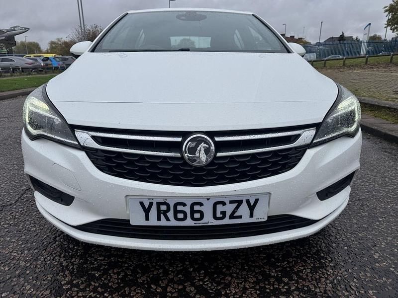 Used Vauxhall Astra SRi 150 HP (110 kW) 2016 White Hatchback