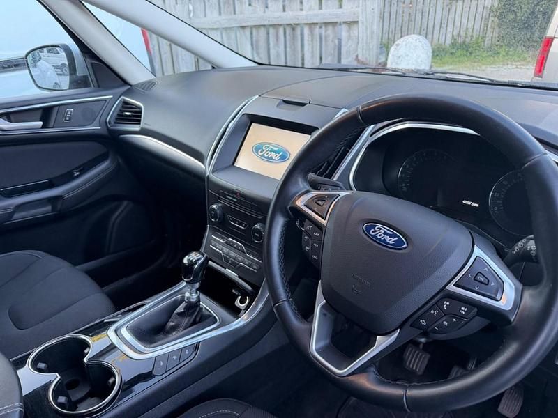 Used Ford S-MAX Titanium 180 HP (132 kW) 2016 Silver MPV