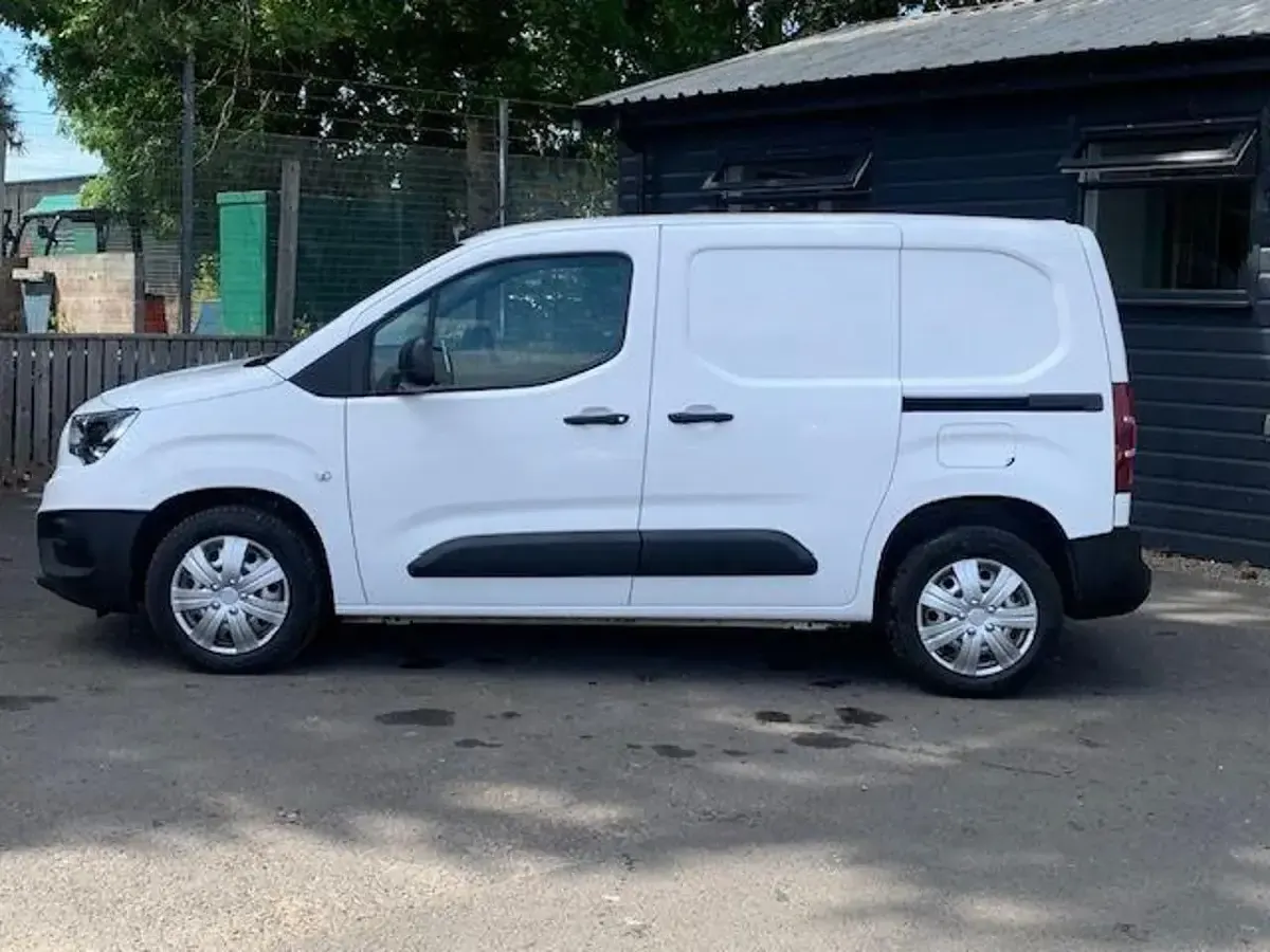 Used Vauxhall Combo 100 HP (73 kW) 2021 White MPV