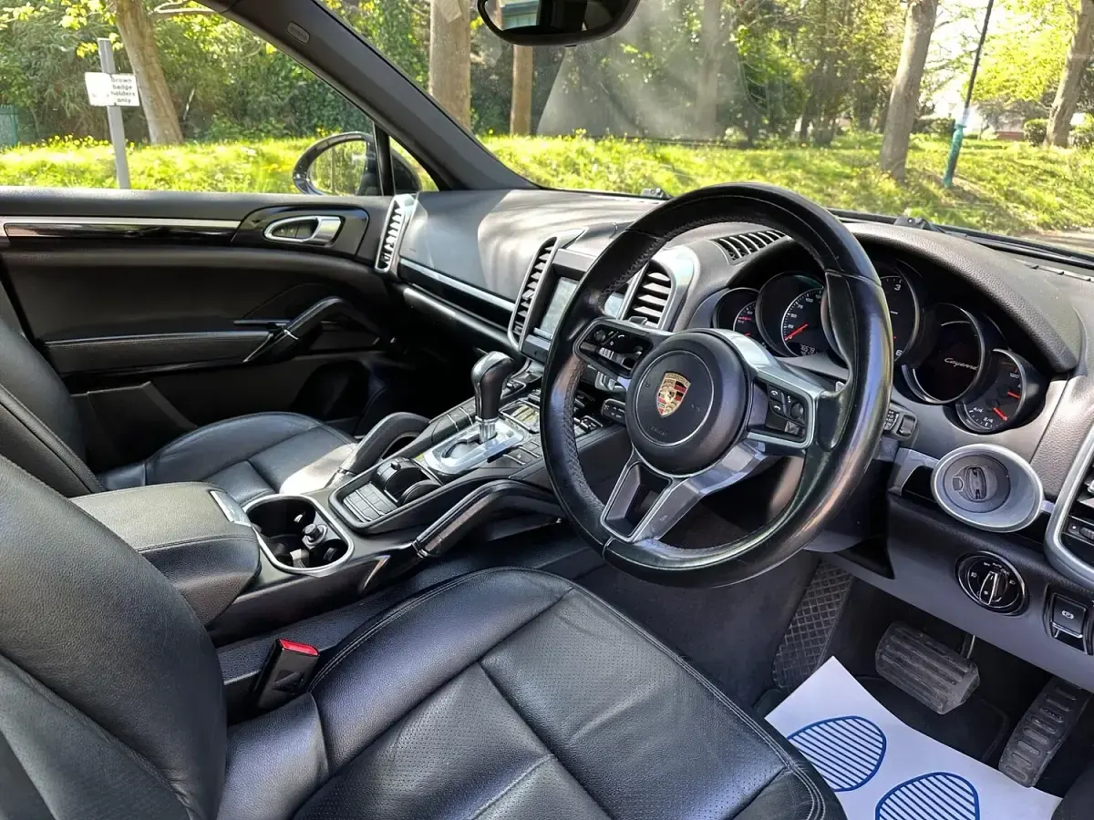 Used Porsche Cayenne 262 HP (192 kW) 2016 Black SUV