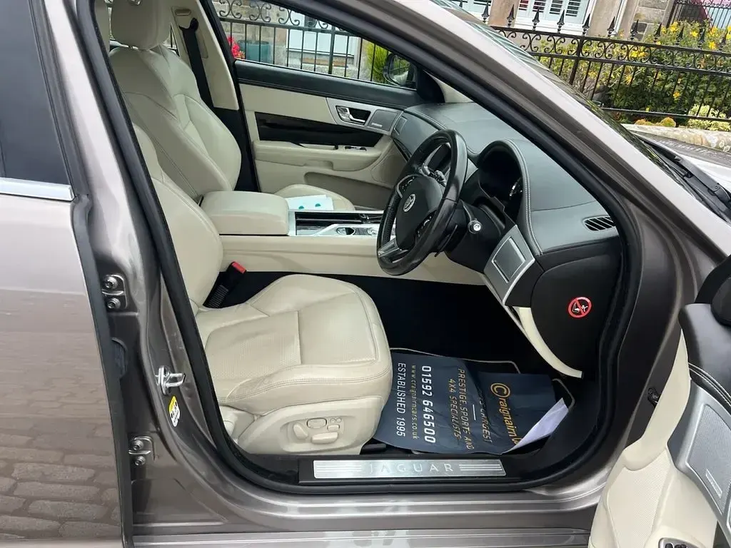 Used Jaguar XF Portfolio 275 HP (202 kW) 2013 Grey Sedan