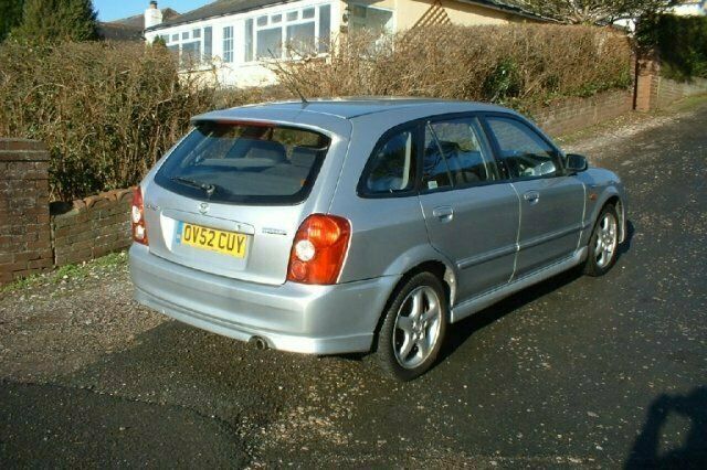 Begagnad Mazda 323 2002 Halvkombi
