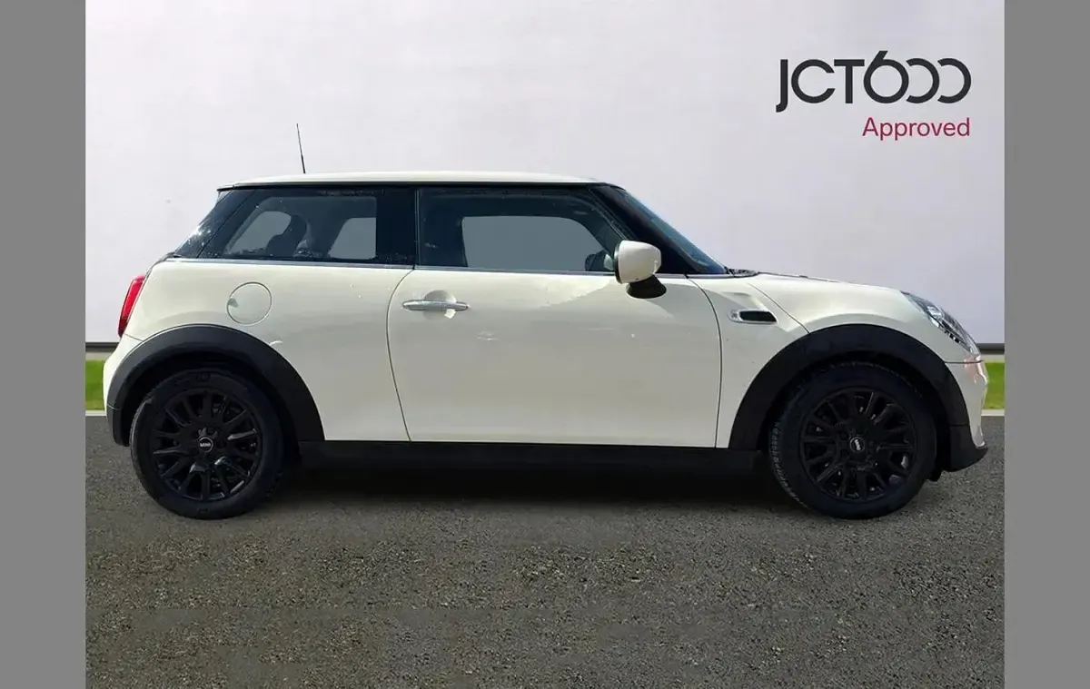 Used Mini Cooper Classic 134 HP (98 kW) 2019 White Hatchback
