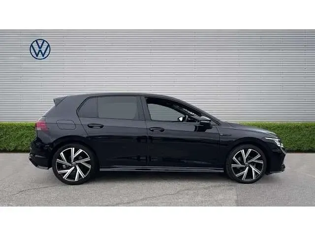 Second-hand VW Golf VIII R-line 150 CP (110 kW) 2022 Negru Hatchback