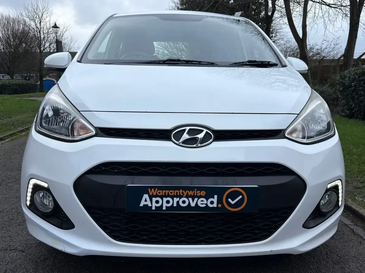 Used Hyundai i10 Premium 87 HP (63 kW) 2015 White Hatchback