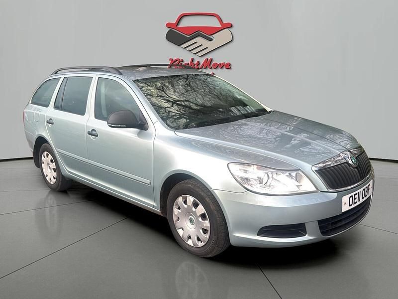 Green Used 2011 Skoda Octavia Estate | £2,495 (Good price) - Image 1/4