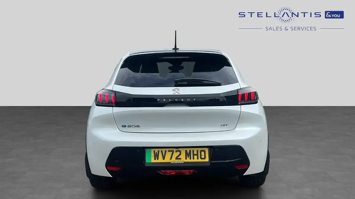 Used Peugeot e-208 GT 98 kW (134 HP) 2022 White Hatchback