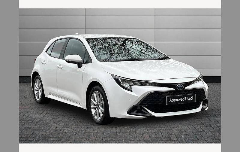 Used Toyota Corolla 140 HP (102 kW) 2023 White Hatchback