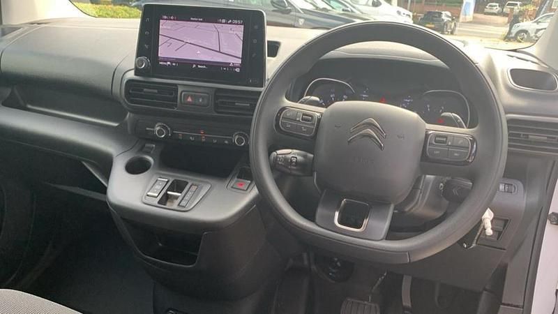 New 2024 Citroën Berlingo MPV | £17,995 (Fair price) - Image 1/4